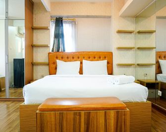 Furnished Studio with Comfortable Design Green Pramuka Apartment By Travelio - Yakarta - Habitación