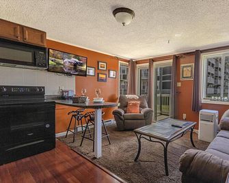 ML 110 - Appealing bike-in/out summer getaway! Minutes to bike trails! - Snowshoe - Living room