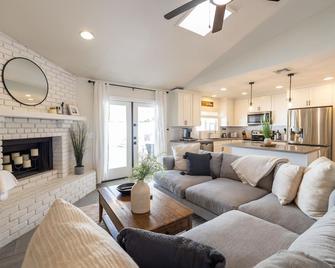 Gilbert East Laurel - Gilbert - Living room