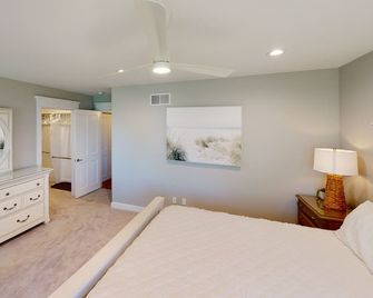 605 Monroe - Overlooking South Beach & Lighthouse - South Haven
