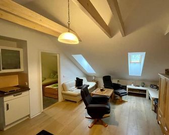Golden Anchor Cozy Holiday Apartment in the Center of Rheinsberg - Rheinsberg - Living room