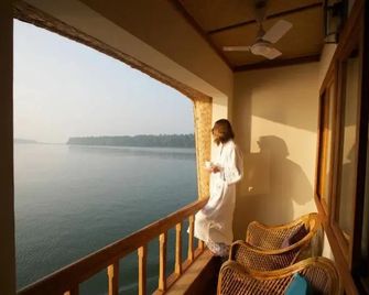 The Lotus - Houseboat - Neeleshwar - Балкон