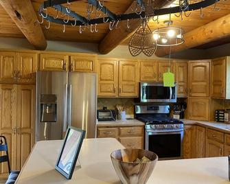Modern cabin with pool and hot tub! - Lodi - Cocina
