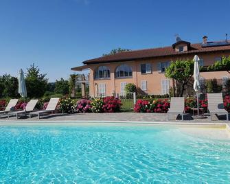 Spacious apartment in beautifully renovated property with shared pool and garden - Castiglione Tinella - Piscina