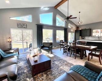 Peaceful & Beautiful Vacation Home- steps away from the river! - Douglas City - Sala de estar