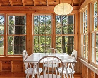 Maine summer dreams come true! Rustic 3-bedroom on the water with private dock - Woolwich - Dining room