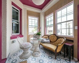 Renovated1-bedroom apartment on quiet block close to NYC in Jersey City. - Jersey City - Living room