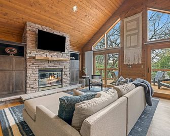 Lakehouse Escape on pristine Round Lake in quaint Wild Rose - Wild Rose - Living room