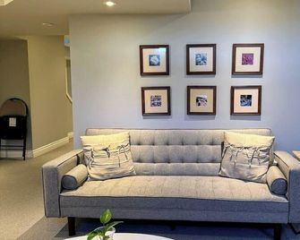 Cozy 2-bedroom lower-level apartment in Milton - Milton - Huiskamer