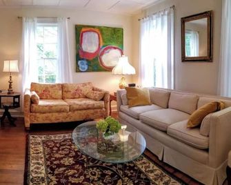 Historic Hudson Valley Farm House - Goshen - Salon