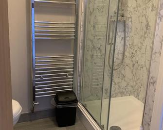 Victorian Church town centre flat with 2 bedroom en suite - Oswestry - Bathroom