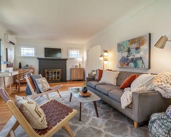 Dreamy Tudor Cottage in Ballard; 86 Walk Score! - Seattle - Olohuone