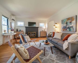 Ballard Tudor: Stylish, Quiet & Steps to Eatery - Seattle - Sala de estar