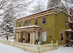 Quaint & Cozy Guest House on Main St., park & walk downtown, Wi-Fi available. - Wellsboro - Building