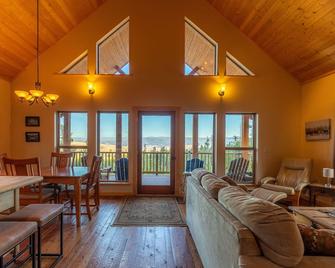 Philipsburg Cabin on 14 acres. Spectacular views. Ski, Fish, Hike & Relax! - Philipsburg - Living room