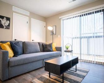 The Black Strat An Iconic, New Age Apartment - East Peoria - Living room