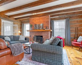 Malcom Cottage · Stunning 6 Bedroom Chalet In Beaver Valley! - Markdale - Living room