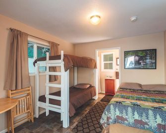 Cabin 1 Lynn View Lodge - Haines - Bedroom