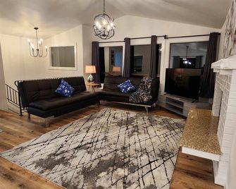 Kent Upper Floor! No Pets, Severe Allergies - Kent - Living room