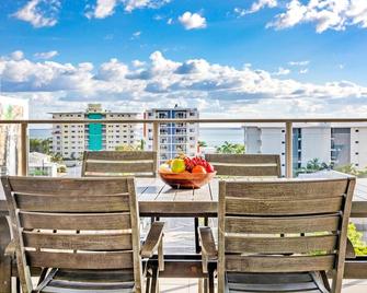 'The Smith' A Vibrant Poolside Balcony Haven - Darwin - Balkon