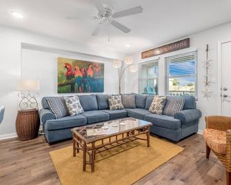 Sunrise Villas 101 - Boardwalk To The Beach - Port Aransas - Living room