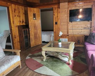Cozy 2 Bdrm Cabin In Oscoda, MI. Sleeps 6. Minutes From Lake Huron #4 - Oscoda - Living room