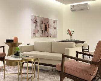 Kease Mughrizat C-1 Royal touch GZ57 - Riyadh - Living room