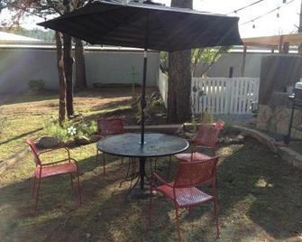 Enchanted Hideaway Cabins And Cottages - Ruidoso - Patio