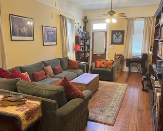 House of the Rising Sun Bed & Breakfast, Traditional B&B Historic Algiers Point - New Orleans - Living room