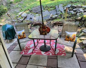 Conveniently located by HVCC. No cleaning or pet fee - Troy - Patio