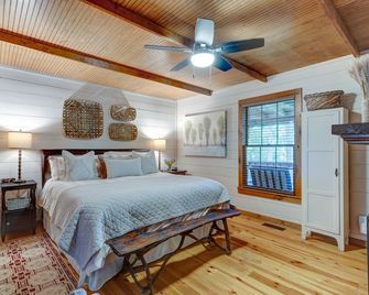 Luxury Retreat Overlooking the 11th Tee at Whitepath Golf Course in Ellijay - Ellijay - Habitación