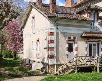 Charming and bright house 10min walk from the river and forest! - Montigny-sur-Loing - Edificio
