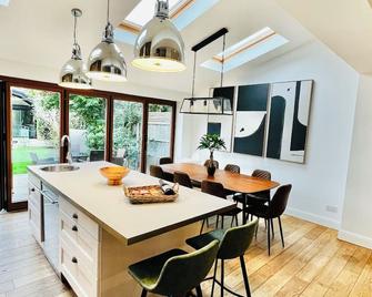 Luxury 5-Bedroom Family Home with Modern 2-Storey Outbuilding - Wimbledon - Dining room