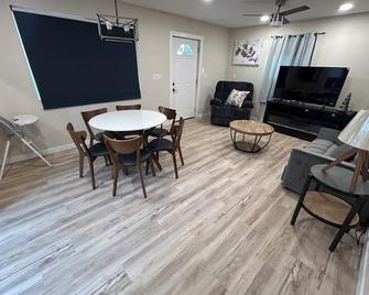 Charming 3-bedroom house with.Eloy Skydive Paradise. WiFi, AC, hot tub/pool. - Eloy - Dining room