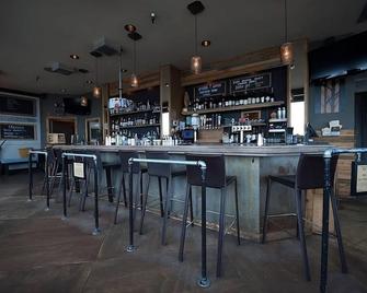 Steps Away from Long Beach Peninsula! Indoor Pool, Pets Allowed, Free Parking! - Long Beach - Bar