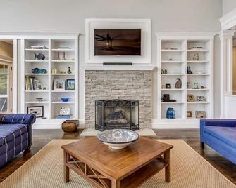 Jewel of the Tred Avon - Royal Oak - Living room