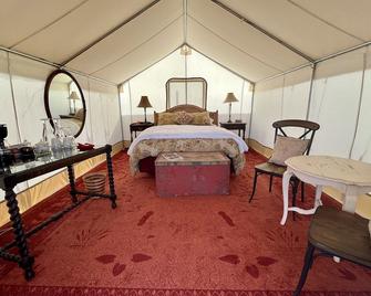 Cosmo Glamping Tent at Zenzen Gardens - Paonia - Habitación