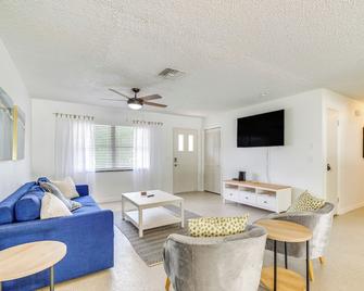 Bright Crystal River Home about 2 Mi to State Parks! - Crystal River - Wohnzimmer