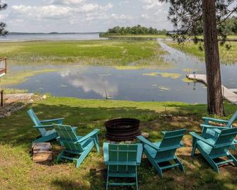 Angry Minnow Bay On The Chain - Pine River - Patio