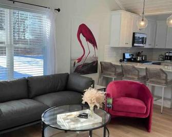 Newly renovated cottage - Kittery - Living room