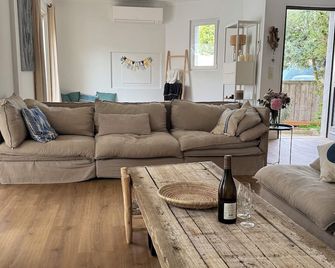 Village house at the foot of the ponds. Ideal for families - Peyriac-de-Mer - Living room