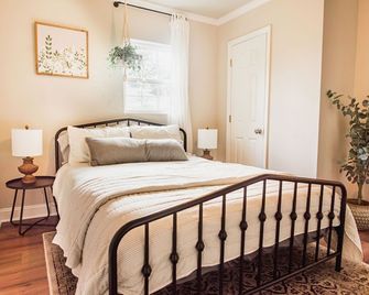 Renovated Modern Farmhouse Style Close To Downtown! - North Charleston - Bedroom