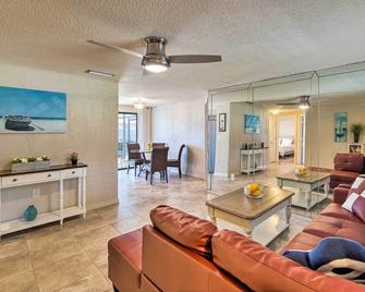 Bright Venice Home with Yard Less Than 4 Miles to Beach! - Venice - Living room