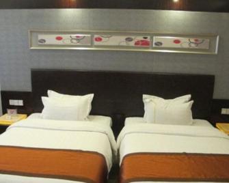 Aksu Pudong Holiday Hotel - Aksu - Habitación