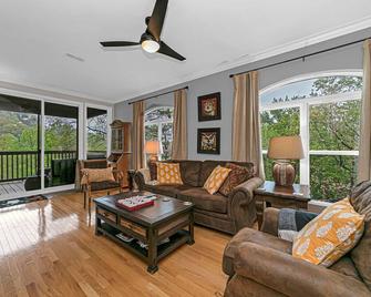 Amazing Mountain Falls Retreat 3br/2 - Lake Toxaway - Sala de estar