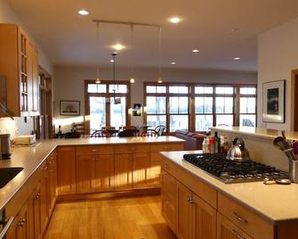 New Well Built Elegant Home on the Water 2 miles to Freeport, 9 to Portland! - Freeport - Küche