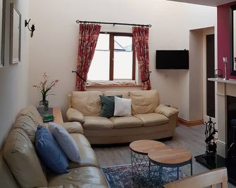 „Gairdín Beithe“- 10 Sneem LV - near the shore, idyllic mountain view, free WLAN - Sneem - Living room