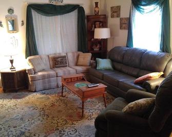 Budget Home. 30 Minutes from the Wisconsin Dells. - Adams - Living room