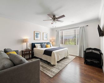 Welcome to cozy fully stocked home with TV in every room! Near downtown, airport - Citrus Heights - Habitación