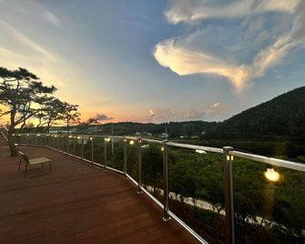 Geumsan Lagom Glamping - Geumsan - Balkon